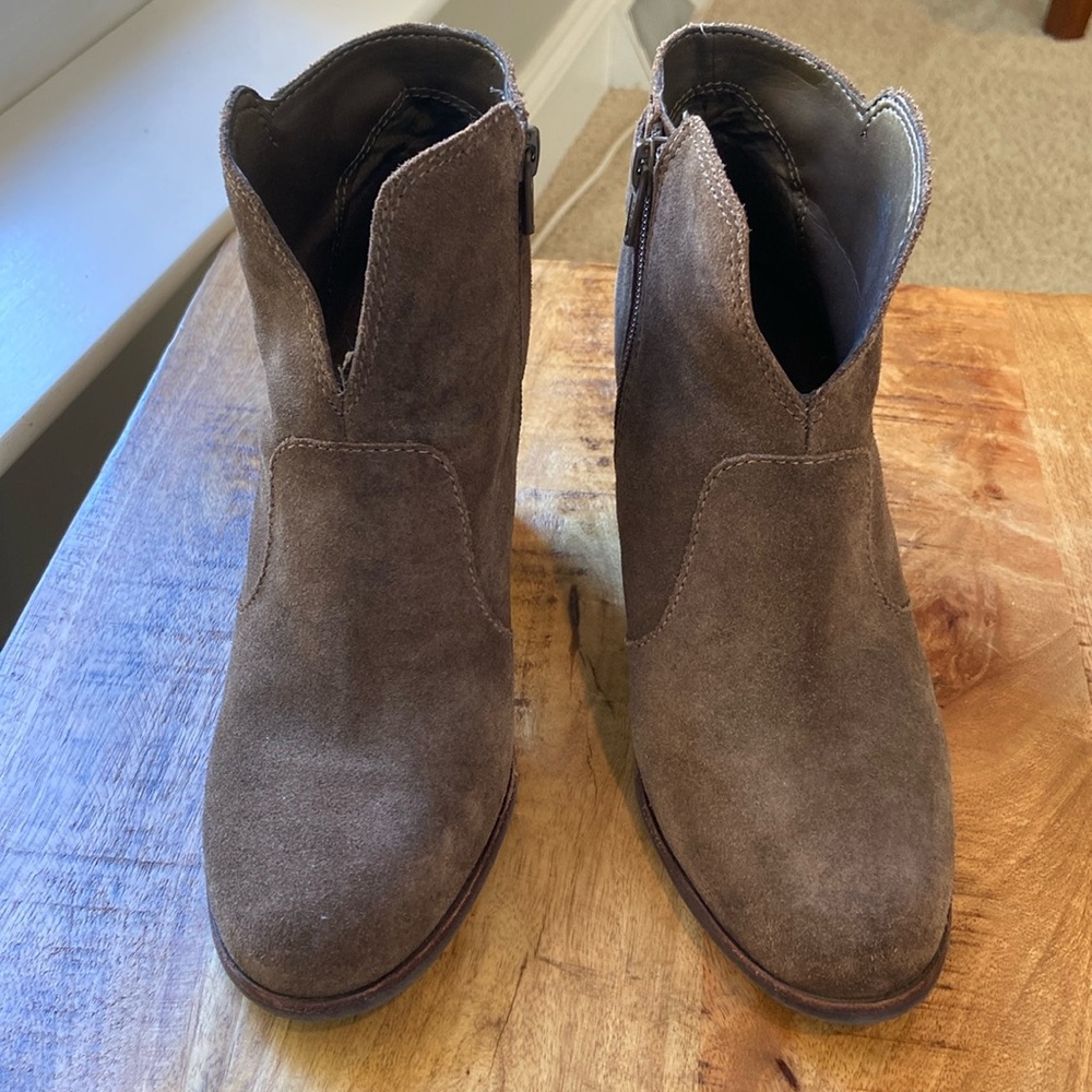 Gianni Bini leather brown/gray booties